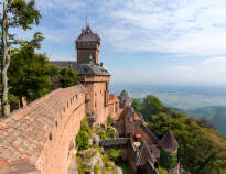 Besuchen Sie das historische Schloss Koenigsbourg in Straßburg, von dem aus Sie eine schöne Aussicht auf die Umgebung haben.