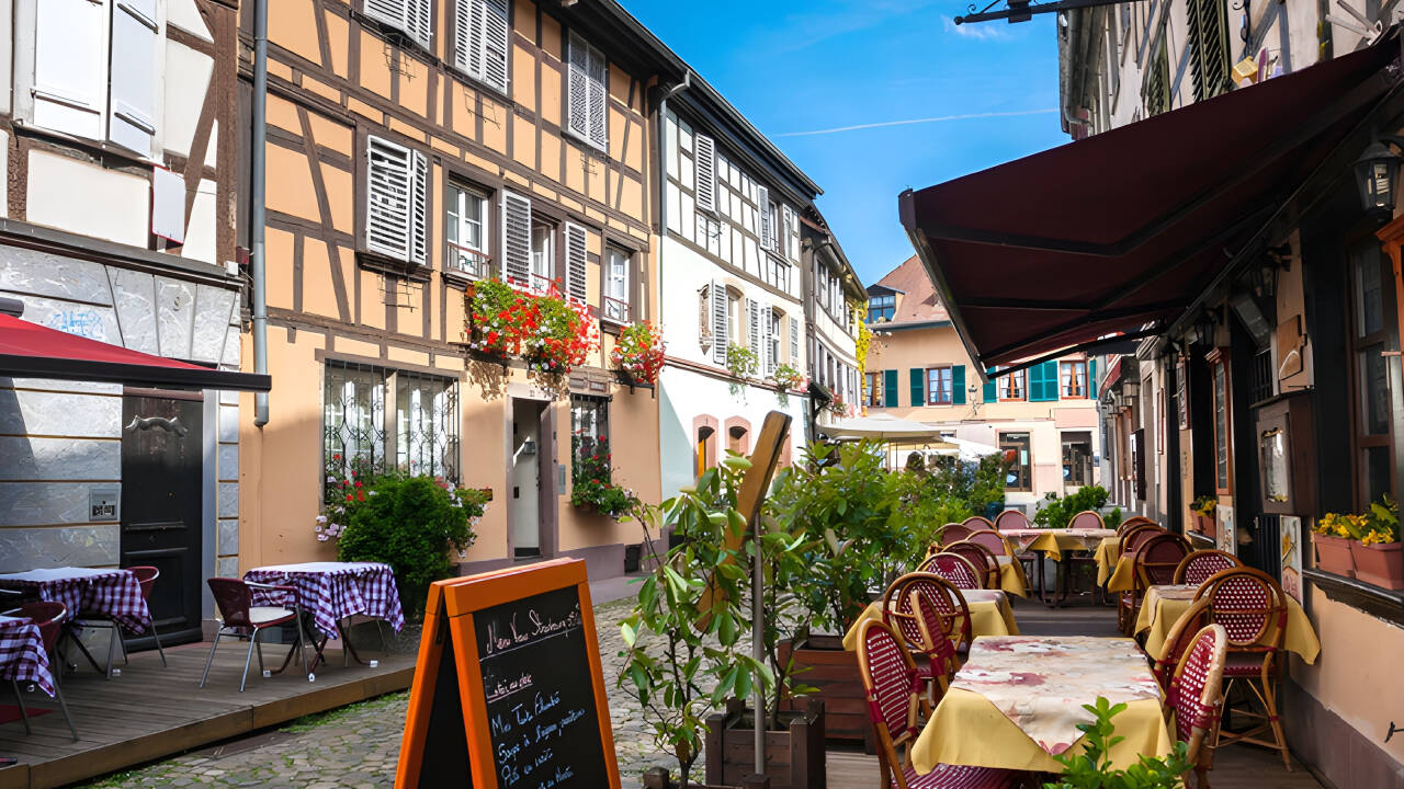 I både Strasbourg og de mange øvrige maleriske byer i Alsace, kan I finde en hyggelig café, hvor I kan nyde jeres frokost.