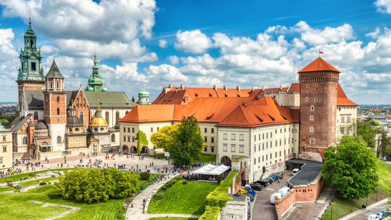 Krakow har mye å tilby med alt fra byliv, historie og arkitektur. Gå ikke glipp av å besøke det vakre Wawel slott.