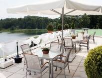 Das Hotel liegt am Segeberger See, von der Terrasse aus haben Sie einen schönen Blick auf den See.