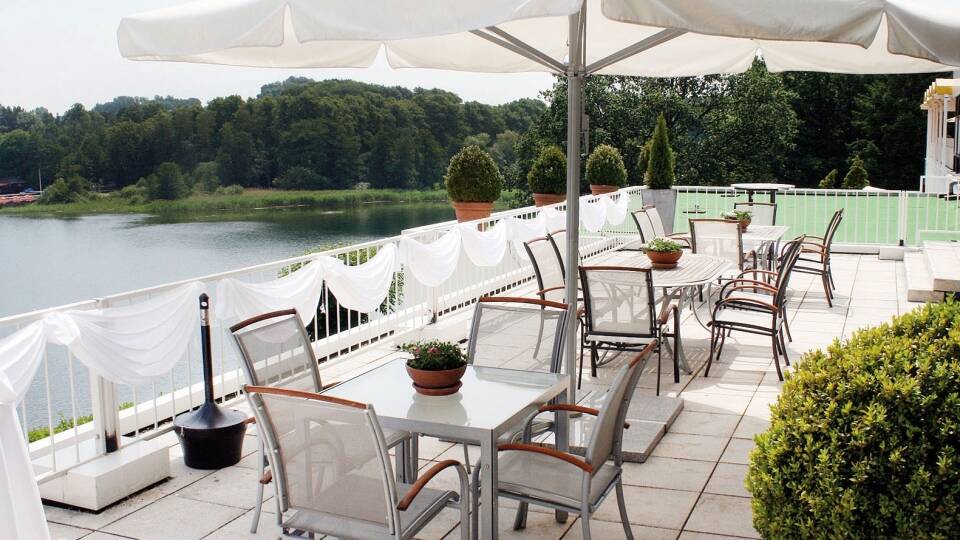 Hotellet ligger alldeles vid Segeberger See och från terrassen är det fin utsikt över sjön-