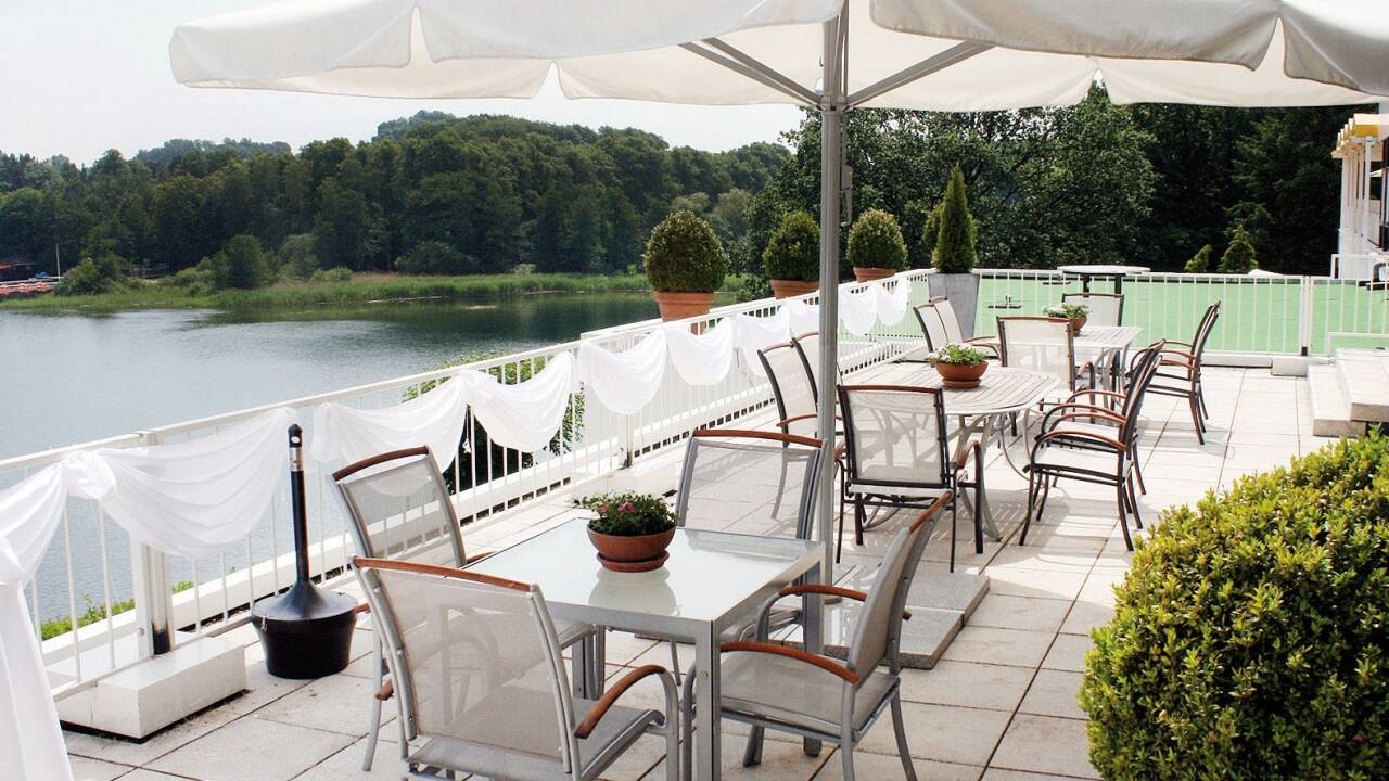 Hotellet ligger rett ved Segeberger See og fra terrassen kan dere nyte den flotte utsikten over sjøen