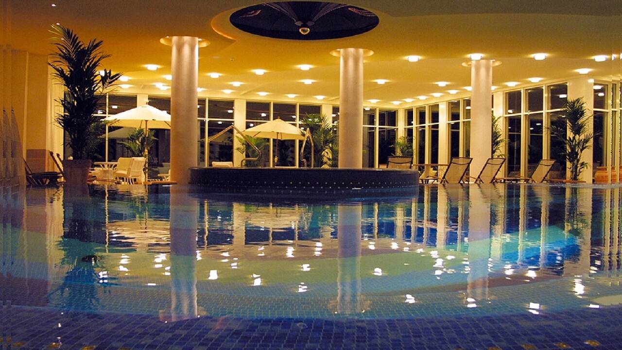 Hotellet har en 1.500 m² stor velvære-avdeling med bl.a. innendørs svømmebasseng, badstue og japansk aromabad
