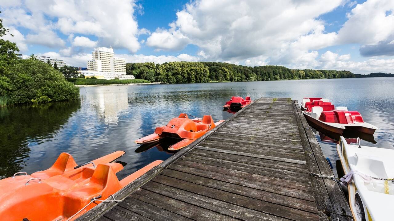 Området rundt hotellet innbyr til gåturer i naturen, hvor dere kan nyte innsjøen.
