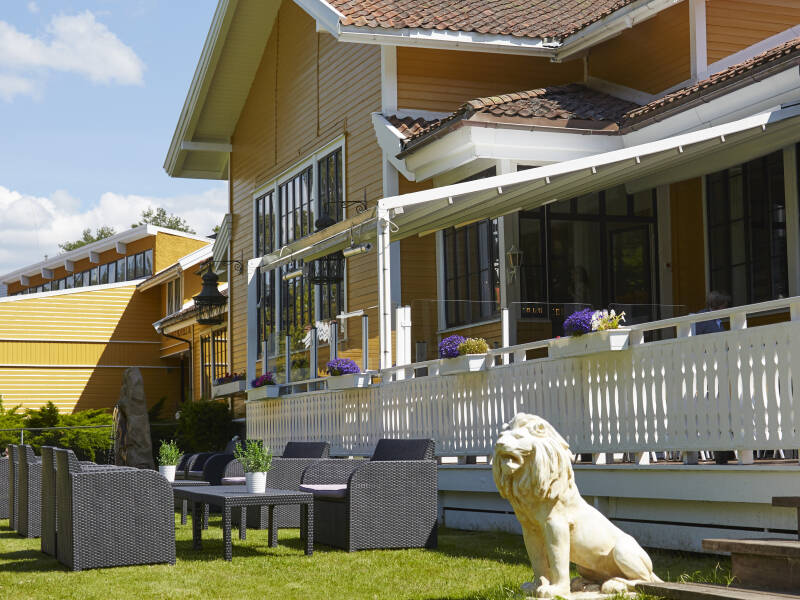 Nyt fredelige øyeblikk på den vakre terrassen under vakre dager.