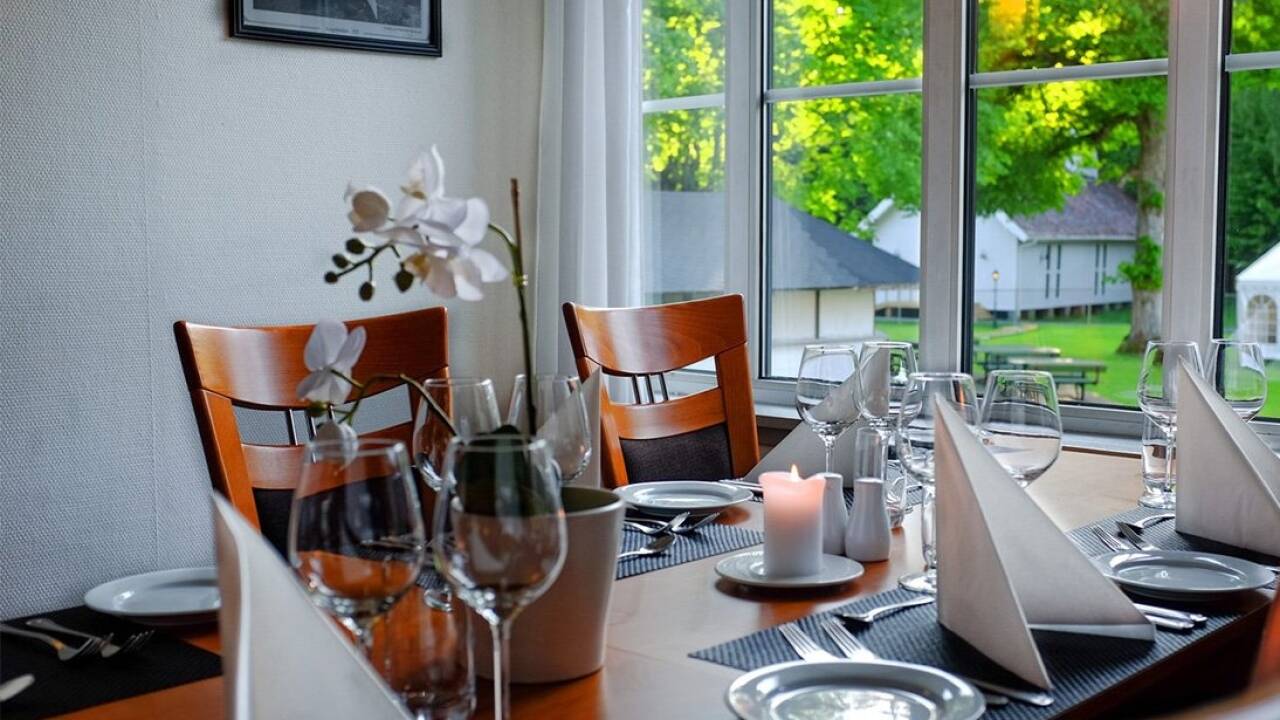 Besøg den historiske sommerrestaurant ’Seilerkroa’, som byder på dejlig mad og god service.