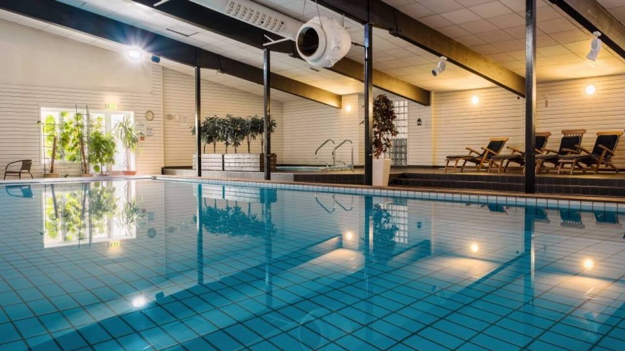 Fantastisk spa-hotell med et stort avslappende innendørsbasseng på en liten øy.