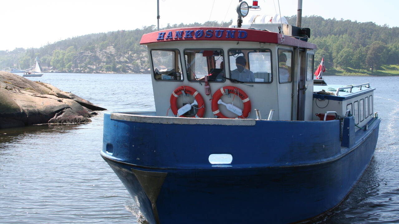 Nyt fergetur til en øy med et vakkert og maritimt miljø.