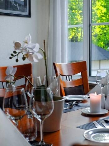 Nyt deilig mat og service på den historiske restauranten Seilkroa.