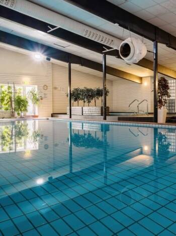 Fantastisk spa-hotell med et stort avslappende innendørsbasseng på en liten øy.
