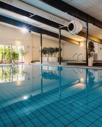 Fantastisk spa-hotell med et stort avslappende innendørsbasseng på en liten øy.