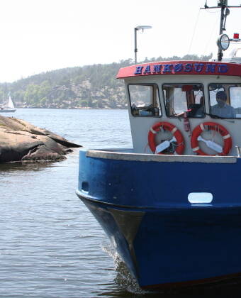 Nyt fergetur til en øy med et vakkert og maritimt miljø.