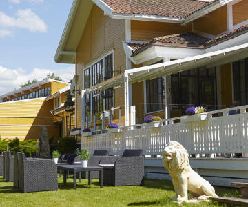 Nyd afslappende stunder i det dejlige vejr på terrassen.