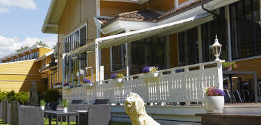 Nyd afslappende stunder i det dejlige vejr på terrassen.