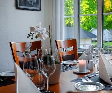 Besøg den historiske sommerrestaurant ’Seilerkroa’, som byder på dejlig mad og god service.