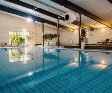 Hotellet har et lækkert spaområde med indendørs swimmingpool og behandlinger for krop og sjæl.