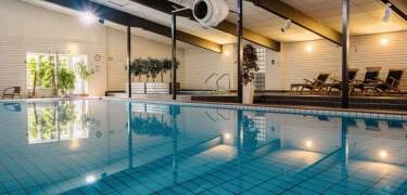 Hotellet har et lækkert spaområde med indendørs swimmingpool og behandlinger for krop og sjæl.