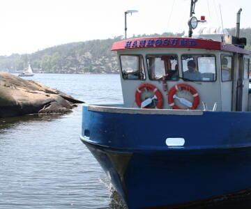 Nyt fergetur til en øy med et vakkert og maritimt miljø.