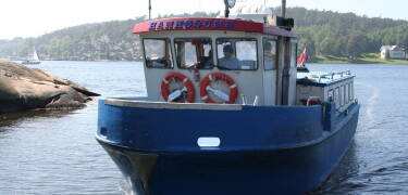 Nyd de maritime omgivelser under færgeturen ud til øen.