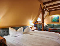 Die eleganten Zimmer sind luxuriös eingerichtet und befinden sich im Residenz-Gebäude neben dem Schloss.