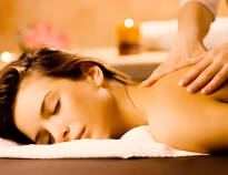 Book en afslappende massage efter en tur i hotellets glohede saunaer.