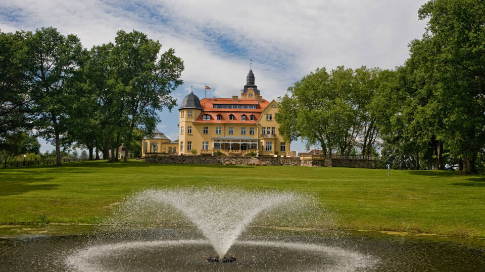 Das Bernsteinschloss Wendorf befindet sich in der Gemeinde Kuhlen-Wendorf, nur 28 km von der Bundesland-Hauptstadt Schwerin.