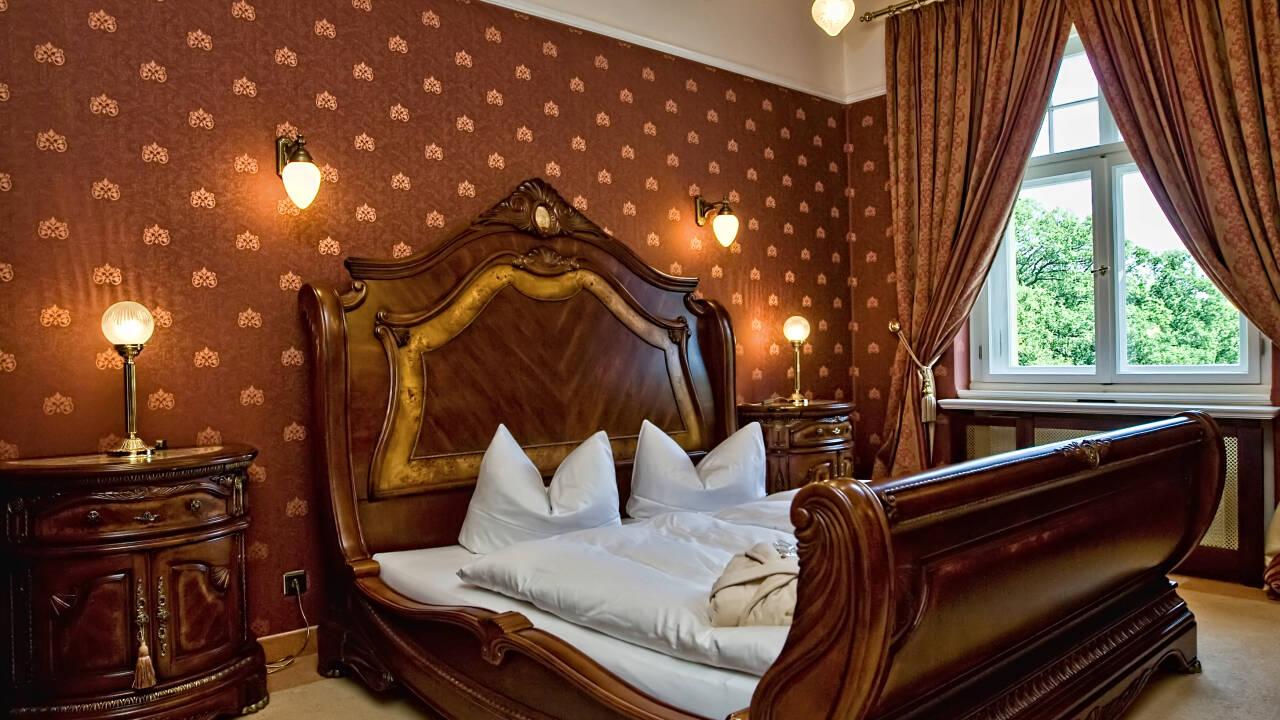 De elegante værelser er luksuriøst indrettet, og beliggende i Residenz-bygningen ved siden af slottet.