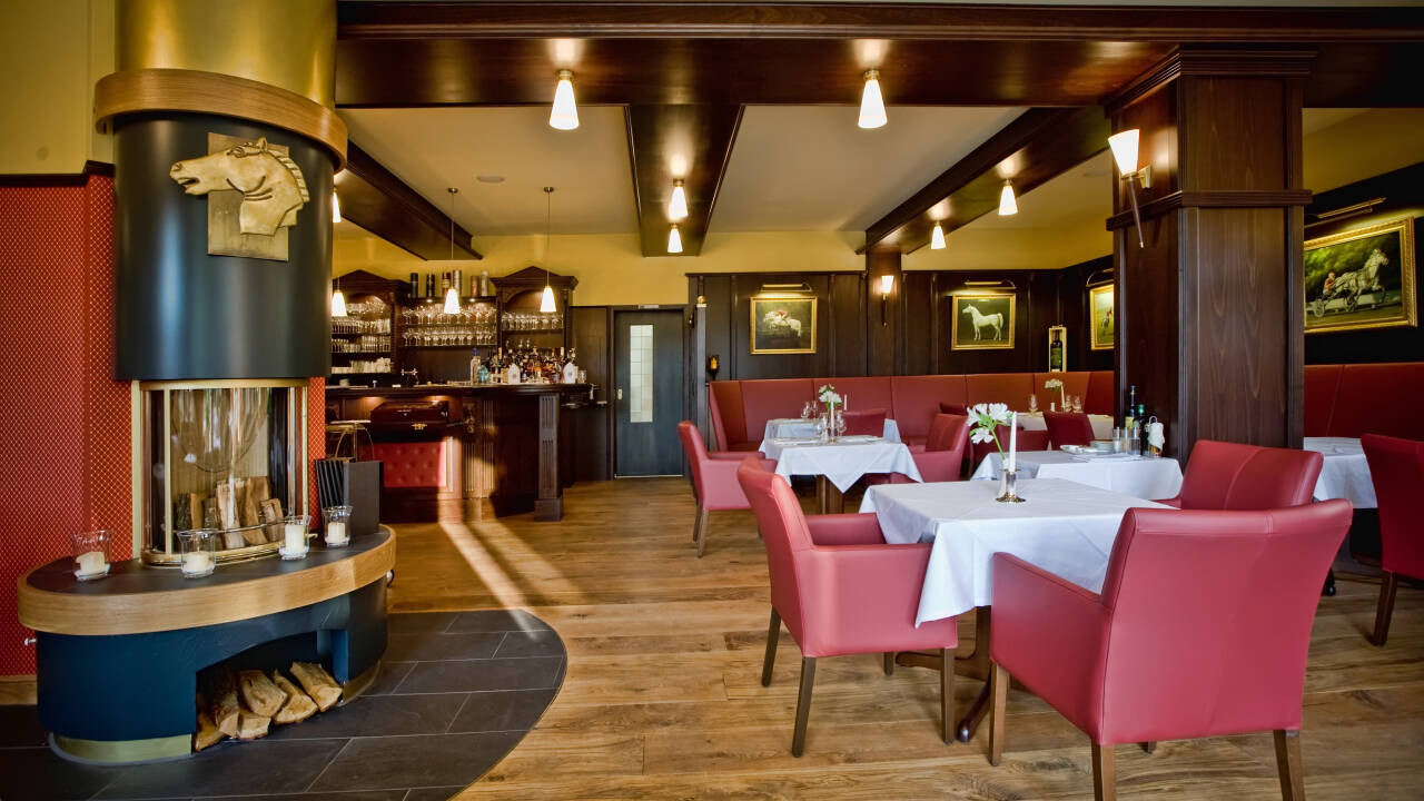 Restauranten Cheval Blanc byder på kulinariske oplevelser i en varm atmosfære, komplet med pejs.