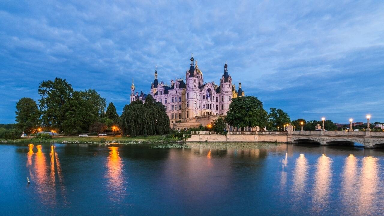 Schwerin byder bl.a. på idyllisk kanalrundfart og har I ikke fået slot nok er Schwerin Slot en fantastisk oplevelse.