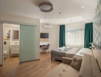 De renoverede værelser er hyggelige, komfortable og moderne indrettede.