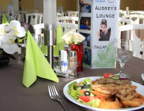 Kulinariske lækkerier på tallerkenen og i glasset venter dig i Audrey-baren på hotellet.