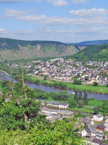 Dieblich ist eine einladende, schöne Weinregion an der Mosel ihren grünen, hügeligen Gebieten..