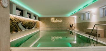 Hotellet tilbyder et dejligt wellness-område (renoveret i 2023), hvor du kan nyde en dukkert i den indendørs pool.