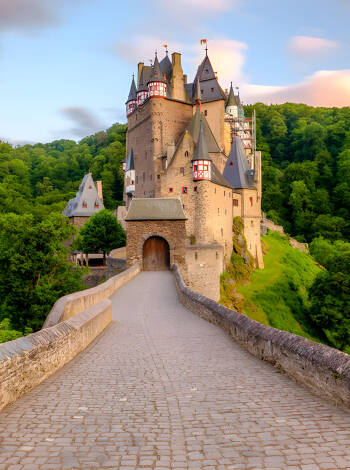 Besuchen Sie Schloss Eltz, eines der schönsten Schlösser in Deutschland. Es liegt im Elztal, das Maifeld von der Vordereifel trennt.