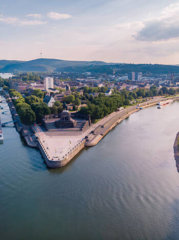 Koblenz, en av Tysklands vackraste och äldsta städer, är belägen på stället där Rhine-floden och Mosel möts.