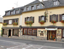 Hotel Pistono with its own vineyard is perfectly located within walking distance of the Moselle River.