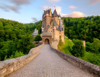 Slottet Eltz, ett av de vackraste slotten i Tyskland,  ligger i Elz-dalen, som delar Maifeld och Vordereifel.