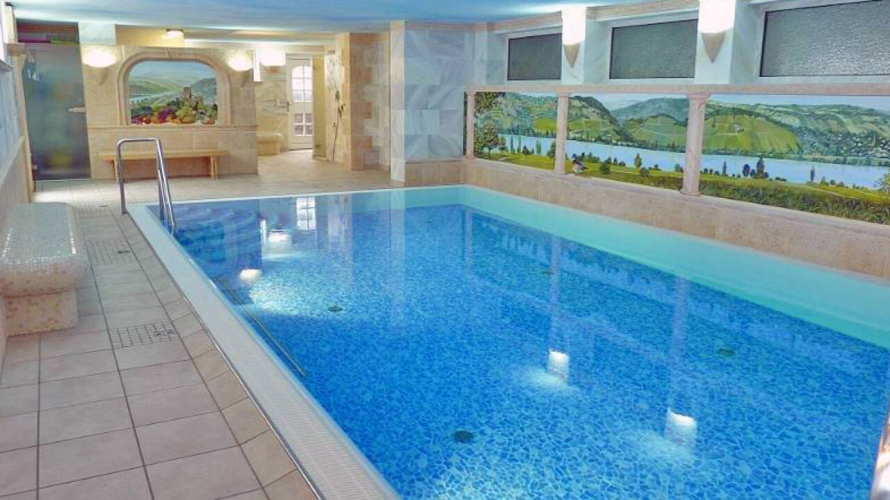 Hotellet tilbyder en mindre wellness-afdeling, hvor I bl.a. kan nyde en dukkert i den indendørs pool.