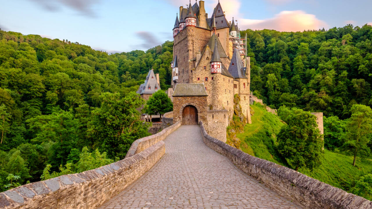Besøg slottet Eltz, der er et af de smukkeste slotte i Tyskland. Det ligger i Elz dalen, som deler Maifeld og Vordereifel.