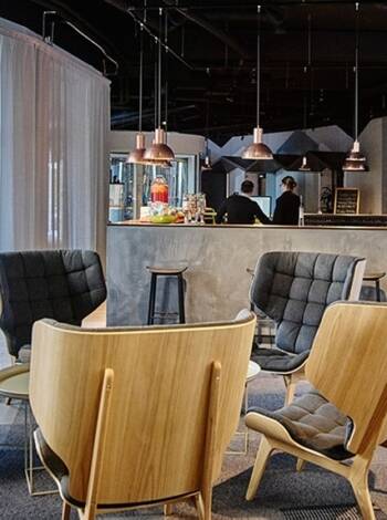 Hotellet erbjuder stora rum med modern och elegant inredning. Receptionen och loungen är stilfullt inredda.