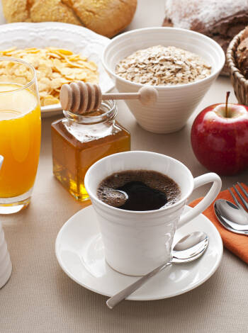 Börja dagen med en utsökt frukostbuffé, där det även finns flera ekologiska produkter att välja mellan.