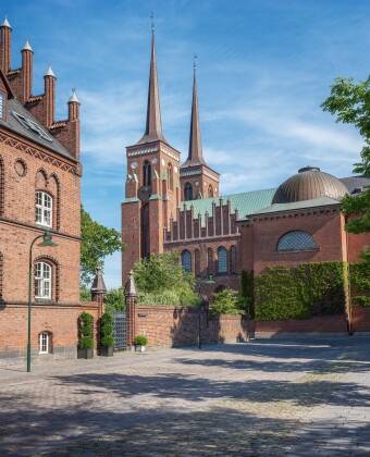Bara en kort tågresa från Roskilde och stadens många attraktioner.