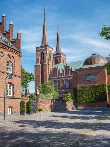 Bara en kort tågresa från Roskilde och stadens många attraktioner.