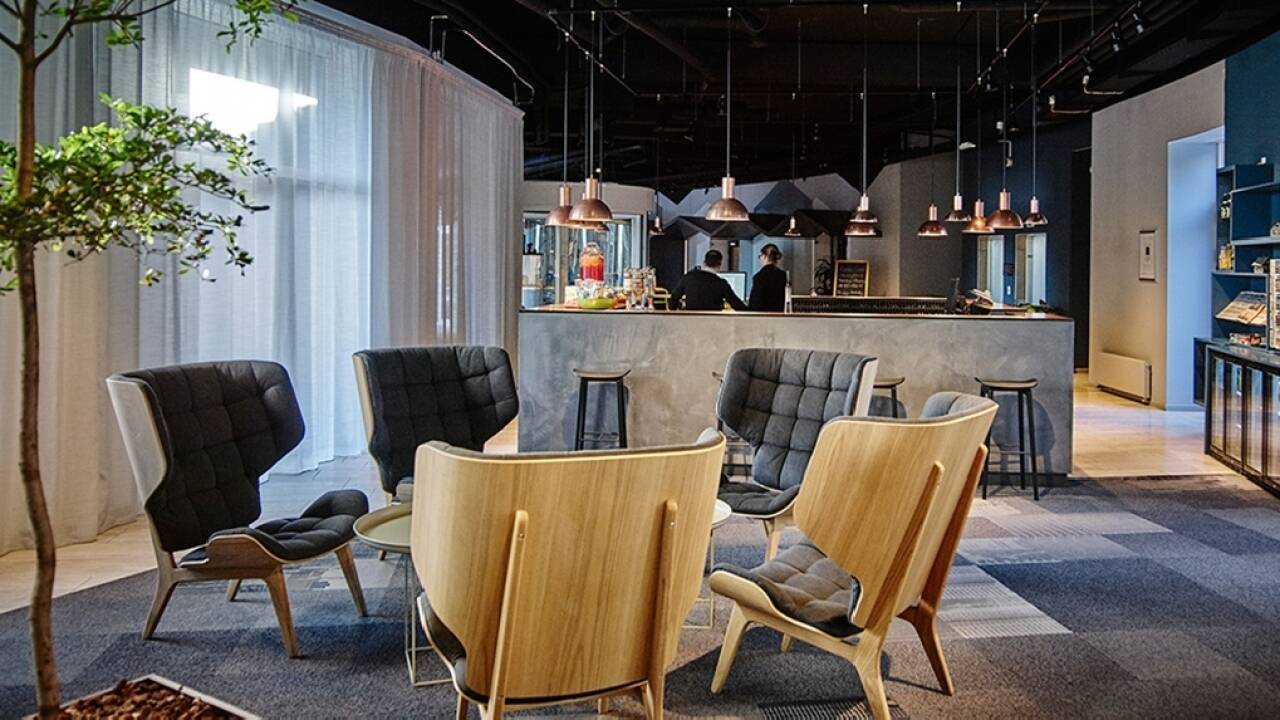 Das schöne Hotel bietet eine moderne und farbenfrohe Einrichtung. Die Hotelrezeption, das Restaurant und der Lounge-Bereich sind stilvoll eingerichtet.