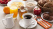 Börja dagen med en utsökt frukostbuffé, där det även finns flera ekologiska produkter att välja mellan.