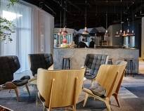 Das schöne Hotel bietet eine moderne und farbenfrohe Einrichtung. Die Hotelrezeption, das Restaurant und der Lounge-Bereich sind stilvoll eingerichtet.