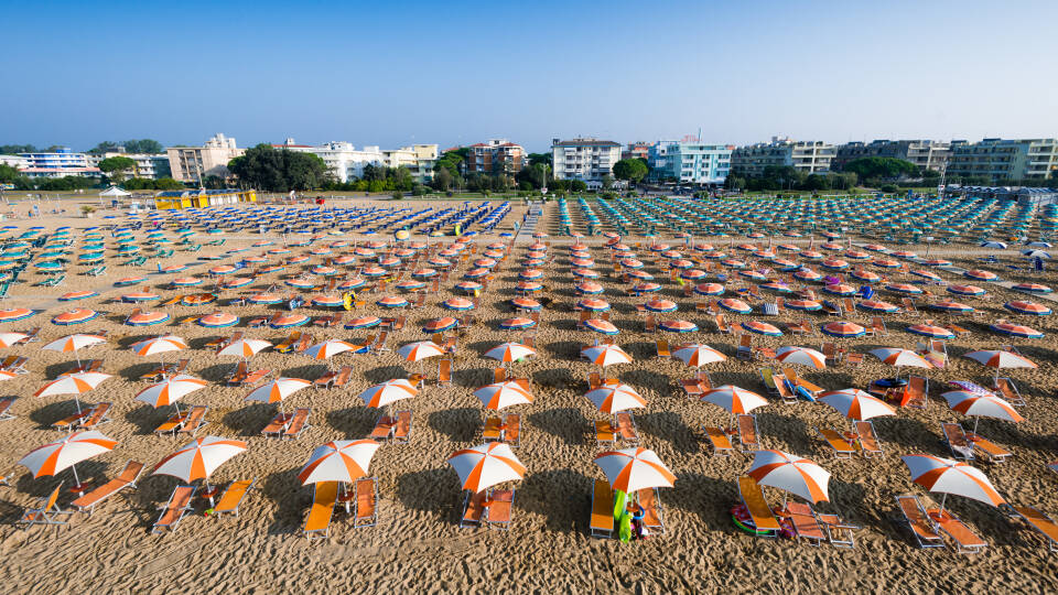 Hotellet ligger direkte på stranden, hvor gæsterne kan benytte solsenge og parasoller gratis.