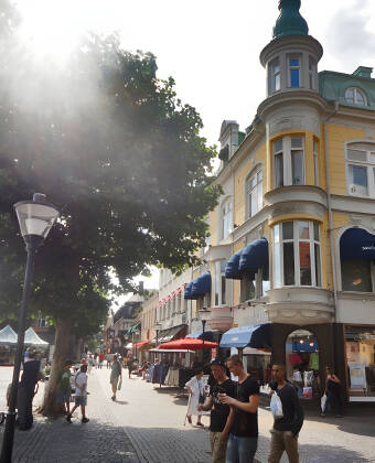 Kristianstad bietet Straßen mit Cafés, Einkaufsmöglichkeiten und guten Restaurants.