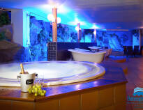Hotellets innbydende spa-avdeling tilbyr svømmebasseng, boblebad, badstu, olje/urtebad og solterapi