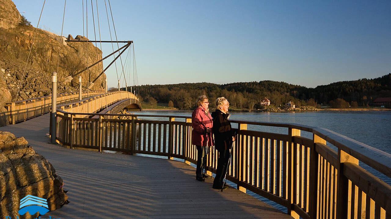 Gå en tur langs den vakre strandpromenaden til Uddevalla sentrum
